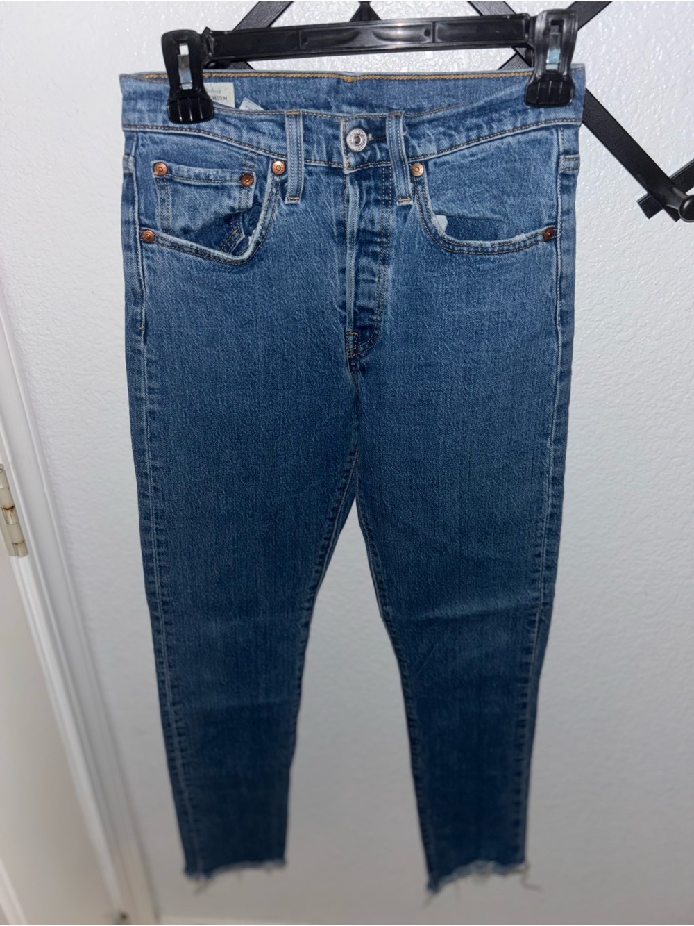 Levi’s Wedgie Skinny Jeans Women’s 26x30 Medium Wash Raw Hem Denim Blue - Picture 2 of 4